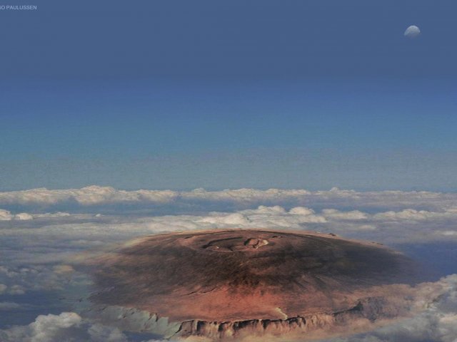 Der Olympus Mons schält sich aus der dichten Wolkendecke, die den Mars während der letzten Phase seiner Terraformung für Monate umschloss.