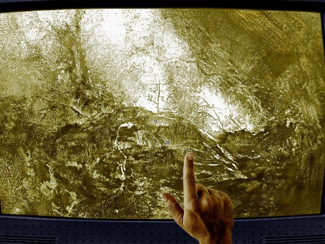 Beim Start vom Saturnmond Titan markiert Matt Wilson den Fundort eines seltsamen Objekts, welches nun in seinem Hangar lagert.