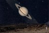 Prospektoren auf dem Saturnmond Rhea. Vage zeigt sich die Staubscheibe eines weiteren Ringes. Der Schatten eines seiner im Sterngewimmel untergehenden Monde fällt auf den Planeten.