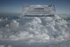Ein 500 m langer Touristenkreuzer der Golden Star Line schiebt sich durch die Wolken.