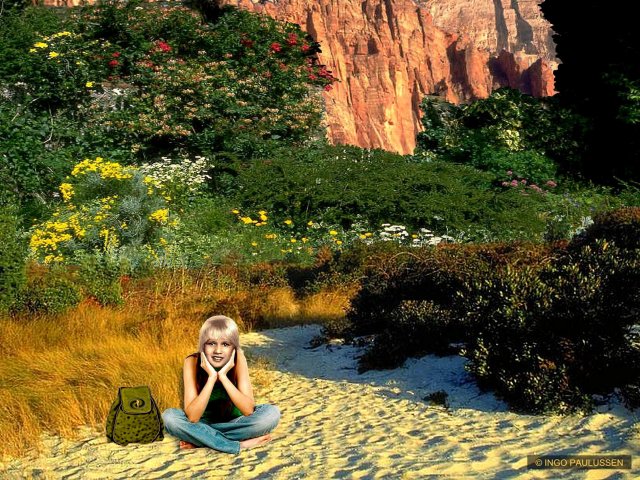 Tammy sitzt an ihrem Lieblingsplatz in der Nähe des Strandes. Auf der rechten Seite des Bildes sieht man kleine Zimtbüsche, deren Blättchen nach Honig mit Zimt schmecken.