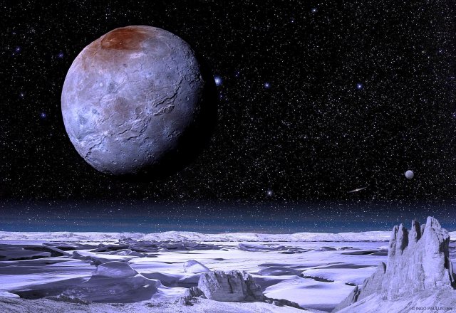 Der Mond Charon am Horizont des Planeten Pluto, der von einer diffizilen Atmosphäre umhüllt wird. Weiter rechts steht Kerberos.
