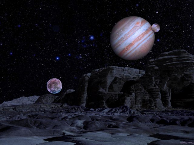 Blick von Ganymed. Die Bezuglosigkeit der Entfernungs- und Größenverhältnisse lässt kaum vermuten, dass Kallisto (links) den Jupiter noch weit jenseits der Ganymedbahn umrundet