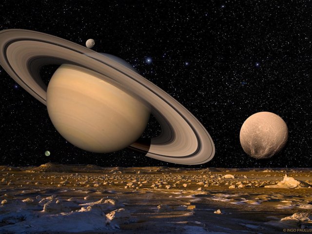 Blick vom Saturnmond Japetus unter das innere Ringsystem des Saturns und auf die Monde Mimas, Dione Titan und Enceladus.