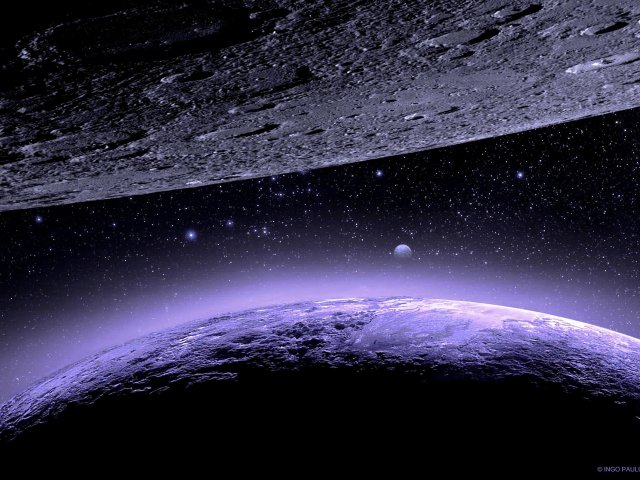 Ein Blick zwischen dem Kleinplaneten Pluto und seinem größten Mond Charon hindurch auf den Mond Kerberos.