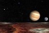Die eisbedeckten Ebenen des Jupitermondes Kallisto sind von Gesteinsstaub und -brocken überzogen. Einschlagende Meteoriten fördern das Eis wieder zutage und hinterlassen helle Flecken.