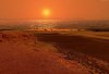 Morgensonne an einem Methansee auf dem Saturnmond Titan.