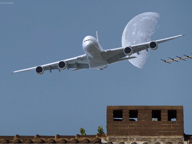 Airbus A380 passiert den Mond im Landeanflug.