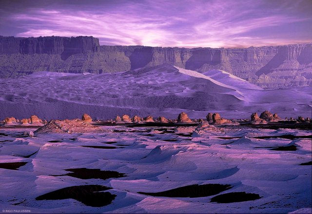 Zwielichtiger Frühlingsmorgen am Chasma Boreale, einem polaren Canyon. Schmelzendes CO2-Eis hinterlässt freie Flächen auf dem hauptsächlich mit Wasser-Eis bedeckten Boden.