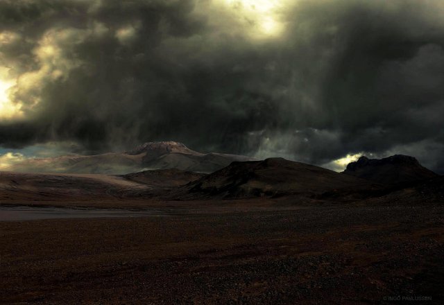 Auch über dem titanischen Elysium Mons scheinen sich die Pforten der Hölle aufzutun, als die Regenzeit am Ende der Atmosphärenmetamorphose des Mars beginnt.