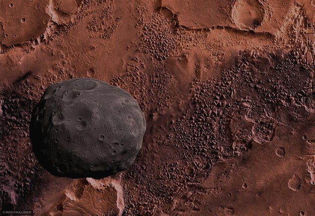 Der Marsmond Phobos ist auf 50 km herangerückt. Er schwebt hier mit 5900 km Bodenabstand über dem Chaosbereich der Valles Marineris.