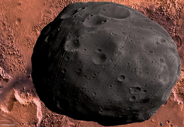 Der Marsmond Phobos ist noch 20 km entfernt und bedeckt soeben das Arsinoes Chaos der Valles Marineris. Ein kleiner Asteroid (rechts unten) begleitet ihn.