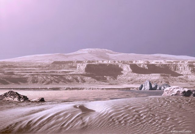 Vulkan am nördlichen Polarkreis des Mars. Der Eispanzer ist mit rötlichem Staub bedeckt.