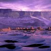 Zwielichtiger Frühlingsmorgen am Chasma Boreale, einem polaren Canyon. Schmelzendes CO2-Eis hinterlässt freie Flächen auf dem hauptsächlich mit Wasser-Eis bedeckten Boden.
