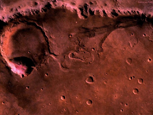 Sonnenaufgang am Elaver Vallis auf dem Aurorae Planum des Mars, in meinen Romanen Standort einer Siedlung. Olivinsand färbt den Boden rot bis schwarz. Bildbreite etwa 230 km.