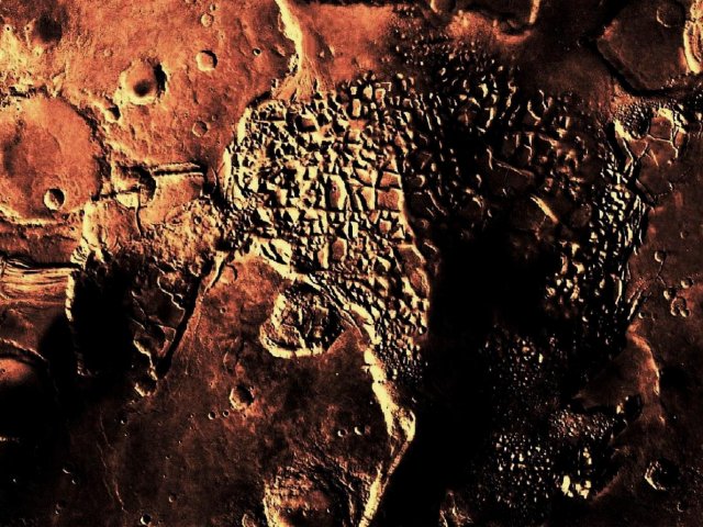 Sonnenaufgang am Hydraotes Chaos (Valles Marineris, Mars), in meinen Romanen Standort einer Vergnügungskuppel. Kontrastangleichung, Schattenanhebung, homogene Einfärbung.