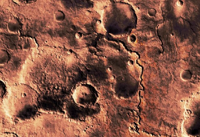 Die Tagus Valles, nordöstlich der Tyrrhena Patera, finden in meinem Begleitbild Modulbasis Erwähnung. Bildausschnitt stark vergrößert, geschärft, schattiert und eingefärbt.