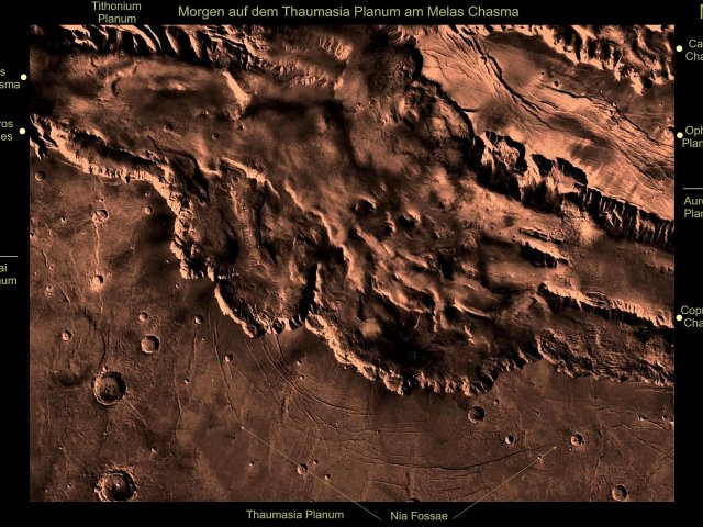 Direkt am Melas Chasma, zwischen den Nia-Fossae-Bögen 2+3 von links steht in meinen Romanen das Habitat Monrovia. Schatten hervorgehoben, Kontrastanpassung, Einfärbung.