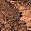 Die Übergänge von Dao- und Harmakhis Valles in die Hellas Planitia sind stark zerklüftet. Während das Harmakhis Vallis sich in die Planitia fortsetzt, endet das Dao Vallis in einer Rinne.