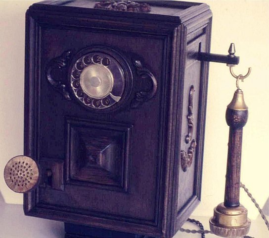 Voll funktionsfähiges Nostalgietelefon im US-Stil. Wählapparat und Muscheln gehörten zu einem 60er-Jahre-Standardtelefon. Blechteile von alten Lampen u.s.w.